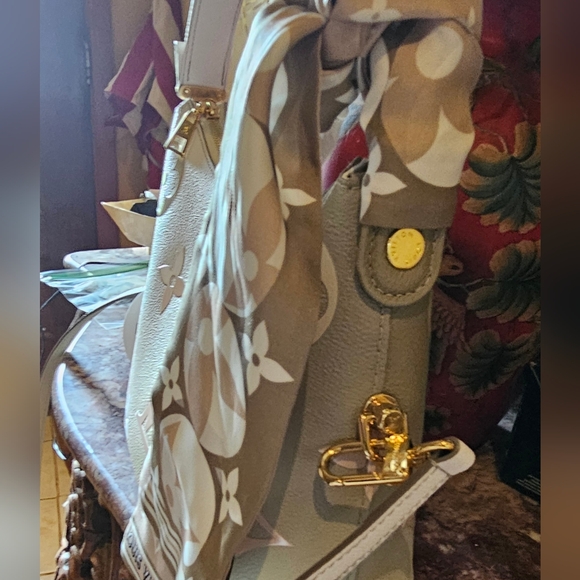 Louis Vuitton Monogram Giant Spring in the City Marshmallow Hobo in Sunset Khaki - Picture 14 of 14